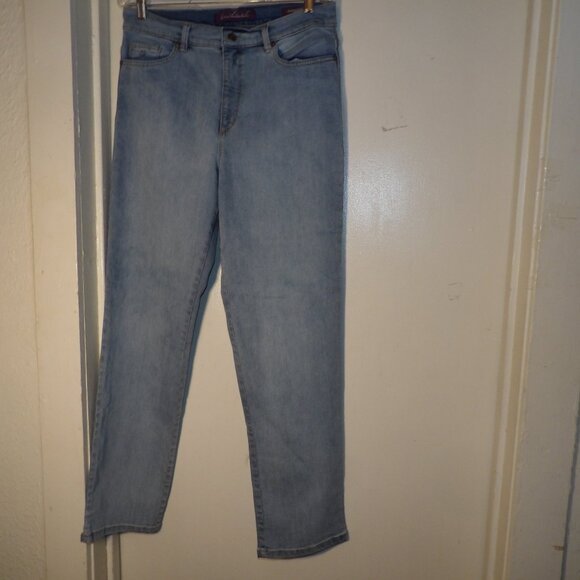 Gloria Vanderbilt Denim - Gloria Vanderbilt Amanda Light Wash Straight Mom Jeans Sz 12